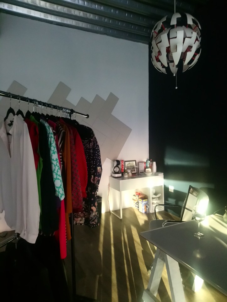 Optimiza tu guardarropa con asesorías personalizadas en Guadalajara y online para México y Latinoamérica. Transforma tu imagen con outfits estratégicos, compras inteligentes y un closet funcional que refleje tus objetivos personales y profesionales. Ideal para hombres y mujeres que buscan proyectar seguridad y estilo en cada ocasión.